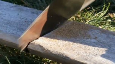 Adam ahşap tahta el ile testere gördüm