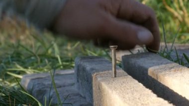 Çekiç adam uzun tırnak eski kurulları kullanılır.