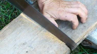 Erkekler el eski demir testere ile yakın görünümü kadar bir parça tahta testereleri