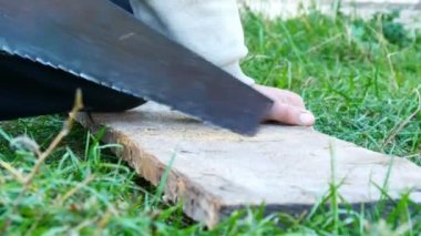 Erkekler el eski demir testere ile yakın görünümü kadar bir parça tahta testereleri