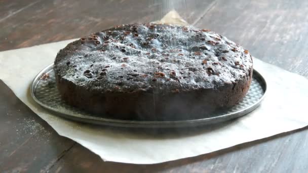 Nagyon nagy csokis brownie torta por a tetején a fehér cukor icing — Stock videók