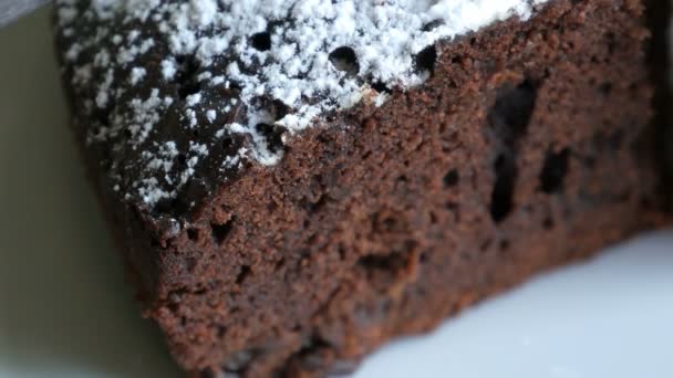 Kniven skär choklad brownie kaka degen närbild makro utsikt — Stockvideo
