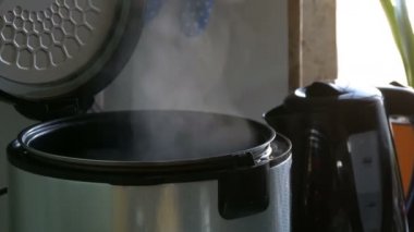 Bir mutfak açık bir kapaklı bir pişirme multicooker Buhar
