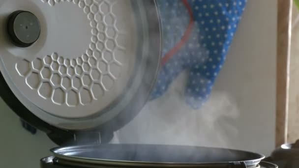 Steam in a cooking multicooker with an open lid in a kitchen — Stock Video