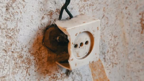 老被毁坏的老式插座在房子的墙壁 — 图库视频影像
