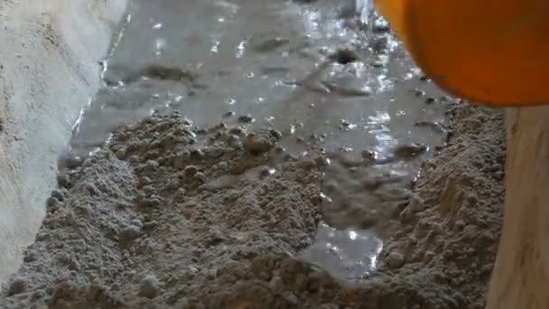 制造水泥的男性建筑商。混合水泥粘土和水, 混合所有 — 图库视频影像