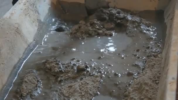 Mannelijke bouwer maken van cement. Mengsels cement, klei en water, mengen van al het — Stockvideo