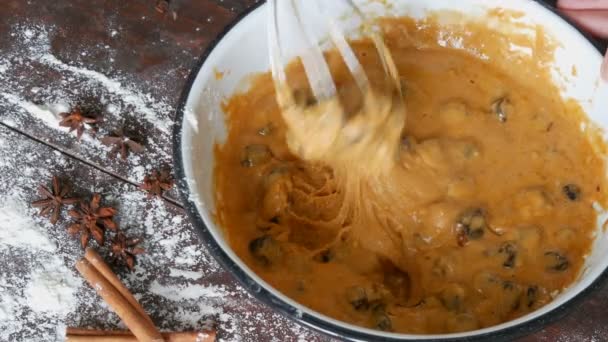 Vrouwelijke handen zweepslagen gebak met cherry bessen met behulp van corolla op achtergrond kaneel, close-up anijs en bloem. Homemade bakken. — Stockvideo