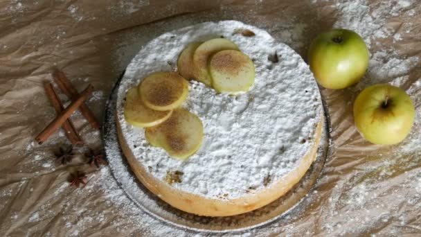 Deliciosa tarta de manzana de jengibre Charlotte. Canela tradicional y pastel de manzana vista superior — Vídeo de stock