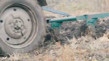 Traktör ile siyah toprakla tarlayı dört karık plough görünümü kapatın
