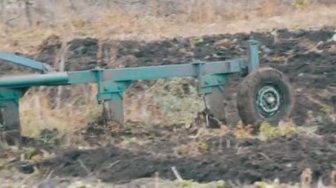 Traktör ile siyah toprakla tarlayı dört karık plough görünümü kapatın