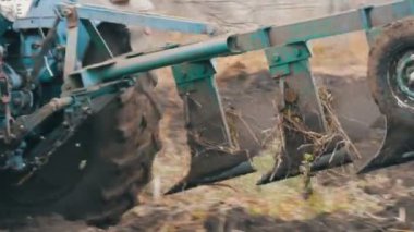 Traktör ile siyah toprakla tarlayı dört karık plough görünümü kapatın