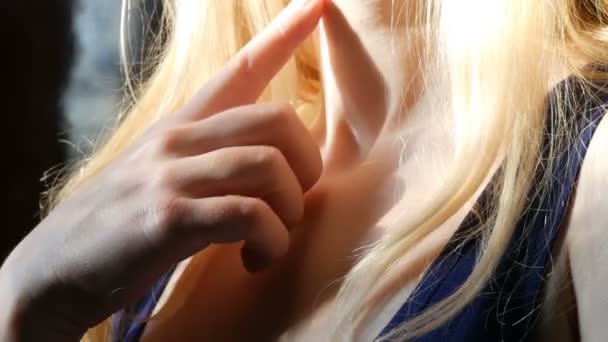 年轻性感的女孩与长金色的头发调情的帮助下, 手势, 讨好地运行她的手指沿脖子和胸部 — 图库视频影像