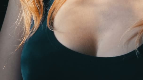 Красивая грудка молодой сексуальной девушки с длинными светлыми волосами. Женский вырез — стоковое видео