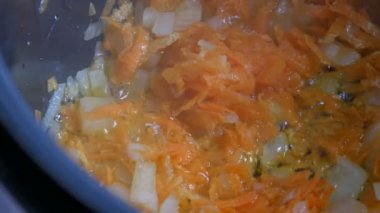 Havuç ve soğan tavada kavrulmuş. Vejetaryen yiyecekler