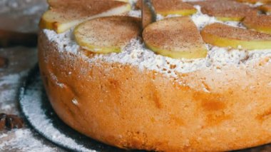 Bıçak lezzetli taze pişmiş yemyeşil elmalı turta charlotte görünümü kadar yeşil elma yakın bir arka plan üzerine bir parça sunmaktadır. Geleneksel ev yapımı elma tarçın pasta