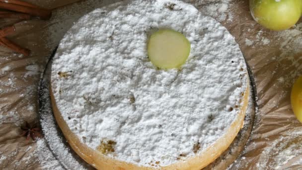 Pièce de charlotte délicieuse tarte aux pommes traditionnelle fraîchement cuite maison luxuriante richement en poudre avec du sucre en poudre sorti de la tarte — Video