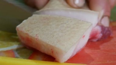 Kasap büyük bir parça domuz eti ve yağ keser