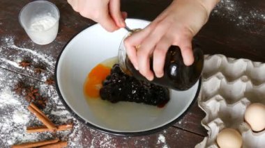 Eller ve yumurta ekleyin, reçel, un konteyner içine karıştırmak ile bir çırpma teli. Kirazlı turta için hamur yapma. Homemade Pişirme