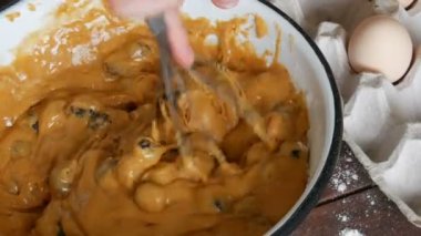 Kadın el çırpma teli ile kiraz meyveleri ile hamur üretiyor. Homemade Pişirme.