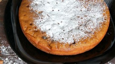Ev yapımı taze pişmiş kek kiraz ile sprinkles krema şeker cömertçe