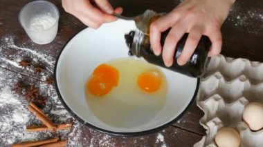 Kavanoz reçel ev yapımı hamur kiraz kek için kırık yumurta bir kase içinde dökülür el