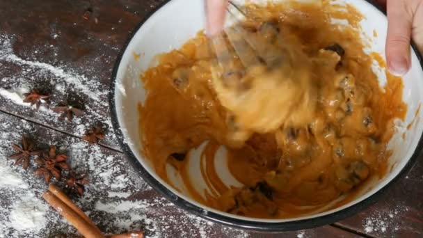 Mains féminines fouettant pâtisserie aux cerises à l'aide de corolle sur fond cannelle, anis et farine, vue rapprochée. Cuisson maison . — Video