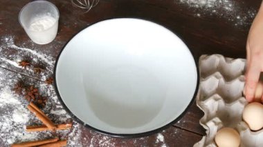 Eller ev yapımı kek hamuru için kaseye iki yumurta kırmak