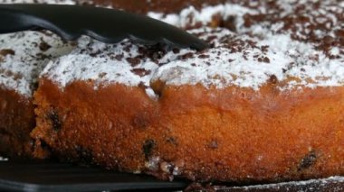 Ev yapımı taze krema şeker ve çikolata parçaları ile doldurma kiraz ile pasta pişmiş