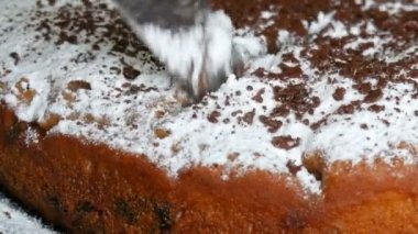 Şeker ve Çikolata buzlanma ile doldurma kiraz ile taze pişmiş ev yapımı kek bıçak kesiyor