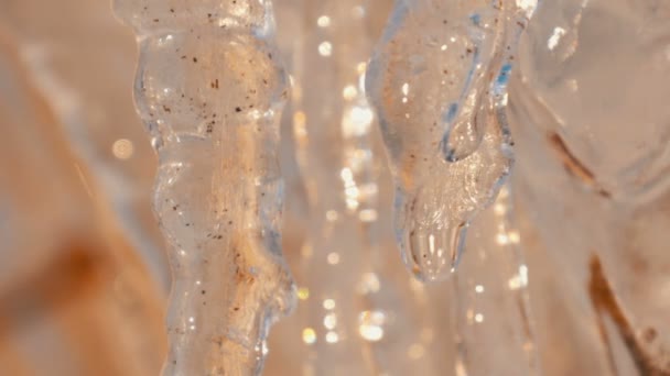 Grand nombre de glaçons fondants scintillants et chatoyants au soleil de printemps 