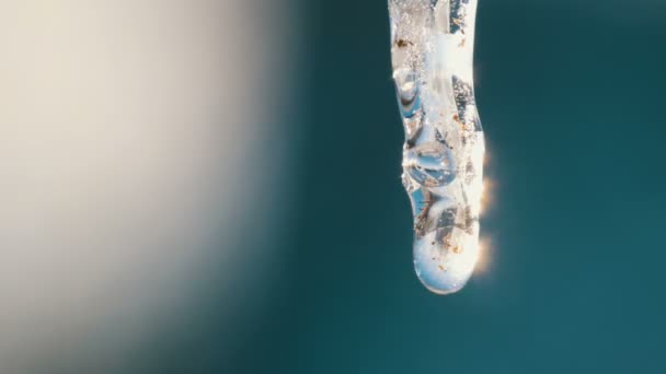 Hermoso hielo de fusión iridiscente transparente se descongela en el sol con gotas de agua corriente . — Vídeos de Stock