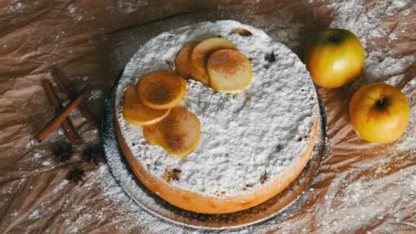 Heerlijke peperkoek appeltaart charlotte. Traditionele kaneel en appeltaart bovenaanzicht — Stockvideo