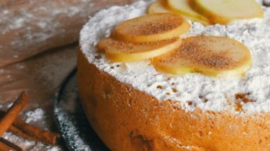 Geleneksel ev yapımı elmalı turta toz tarçın ile. Delicious fırından yeni çıkmış elmalı turta charlotte