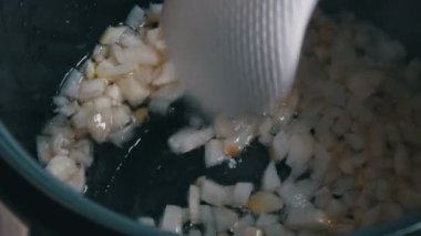 Kızarmış sıcak kaynar yağda soğan kıyılmış. Kızartma tavası closeup. sebze yemek