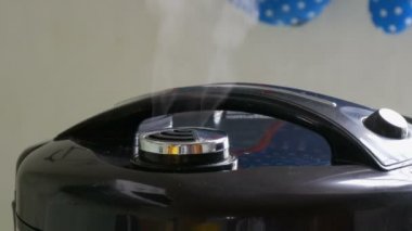 Buhar siyah multicooker kapağı dışarı geliyor