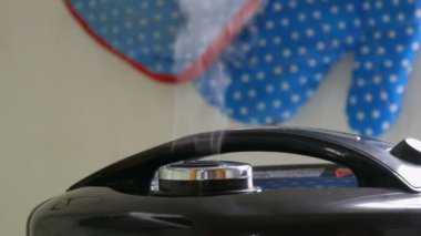 Buhar siyah multicooker kapağı dışarı geliyor