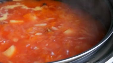 Kırmızı sebze çorbası veya domates çorbası pan ve kaynatın yakın görünümü kadar pişirilir. Vejetaryen mutfağı