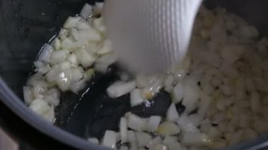 Kızarmış sıcak kaynar yağda soğan kıyılmış. Kızartma tavası closeup. sebze yemek