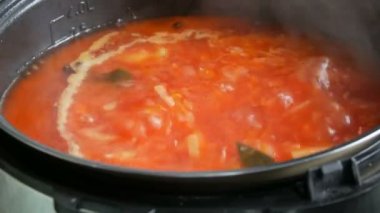 Kırmızı sebze çorbası veya domates çorbası pan ve kaynatın yakın görünümü kadar pişirilir. Vejetaryen mutfağı