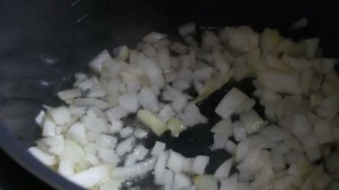 Kızarmış sıcak kaynar yağda soğan kıyılmış. Kızartma tavası closeup. sebze yemek