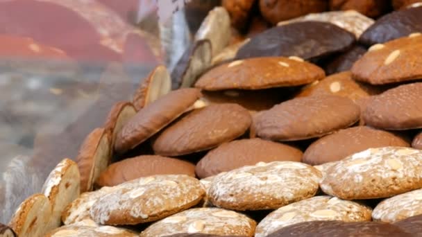 Traditionele kerst Neurenberg chocolade en gember ontbijtkoek op de ramen van de kerstmarkt. De geest van Kerstmis. Traditionele Duitse lebkuchen — Stockvideo