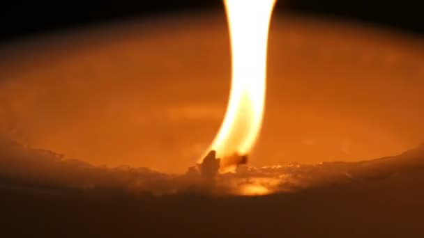 Gran vela blanca ardiendo en la oscuridad. Llama de vela en la noche vista de cerca — Vídeos de Stock