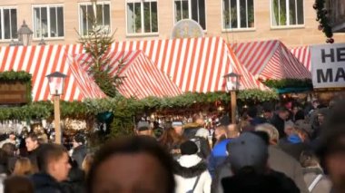Nürnberg, Almanya - 1 Aralık 2018: Noel pazarı kabinlerde arasında yürüyüş kişilik bir kalabalık. Nurembergs dünyaca ünlü Noel pazarı