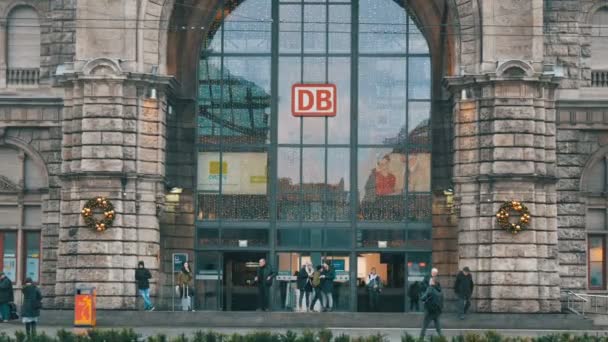 Nürnberg Tyskland December 2018 Nürnbergs Centralstation Över Huvudentrén Med Logotypen — Stockvideo