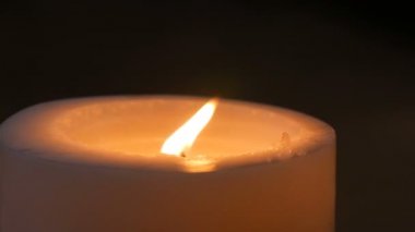 Büyük beyaz karanlıkta mum yakma. Gece mum alevi görünümü kapatın