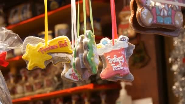 Tradicional Navidad alemana multicolor pintado de pan de jengibre con los felices deseos de Navidad — Vídeo de stock