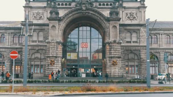 Nürnberg, Deutschland - 1. Dezember 2018: Nürnberger Hauptbahnhof. Blick auf einen Haupteingang mit dem Logo der Deutschen Bahn — Stockvideo