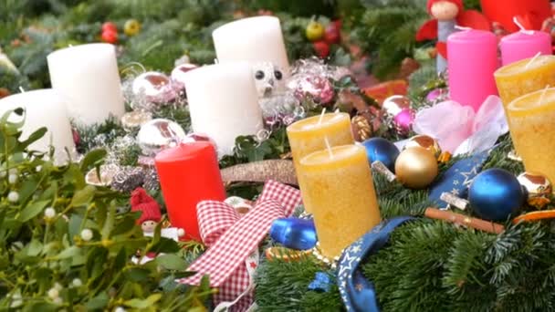 Viele Große Bunte Weihnachtskerzen Aus Wachs Stehen Stechpalme Und Fichte — Stockvideo