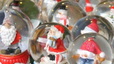 Dekoratif kar küresi ya da Noel topları bir sürü Noel Baba içinde ile. Noel ve yeni yıl dekor ev üstünde belgili tanımlık Noel çarşı sayaç için